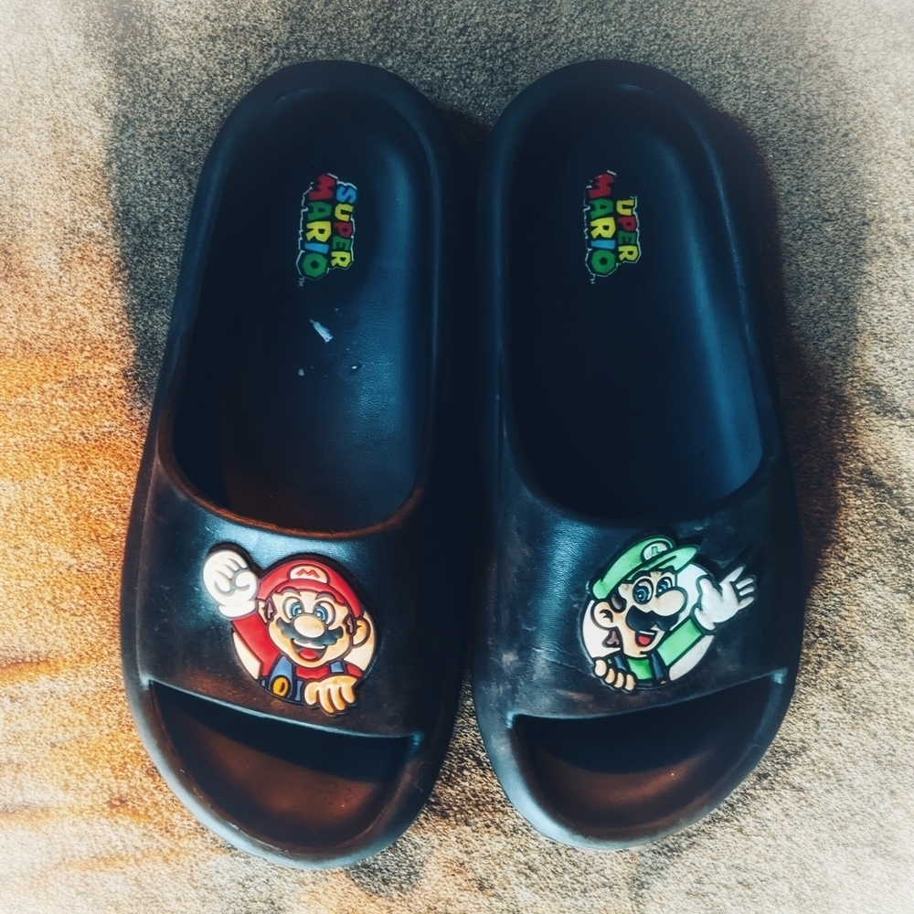 Nintendo Super Mario Men's Slippers - Black Size 8 - Picture 1 of 2